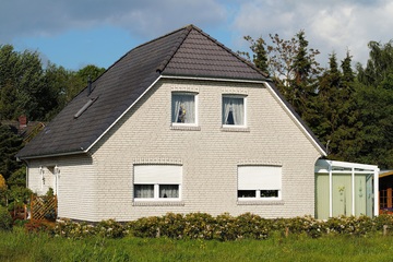 black-and-white-architecture-sky-wood-farm-house-721799-pxhere.com
